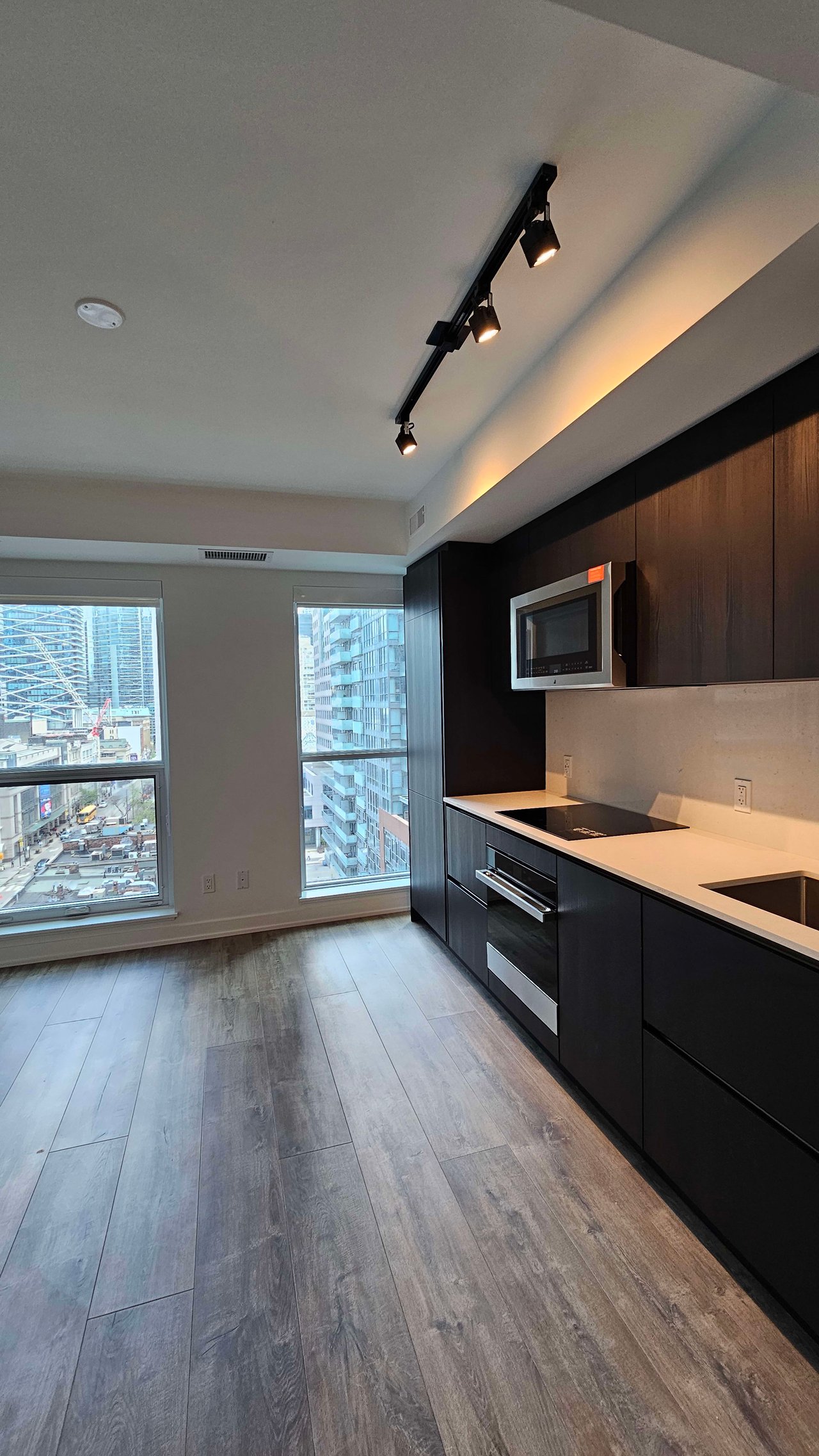 327 King St W Unit: 901
