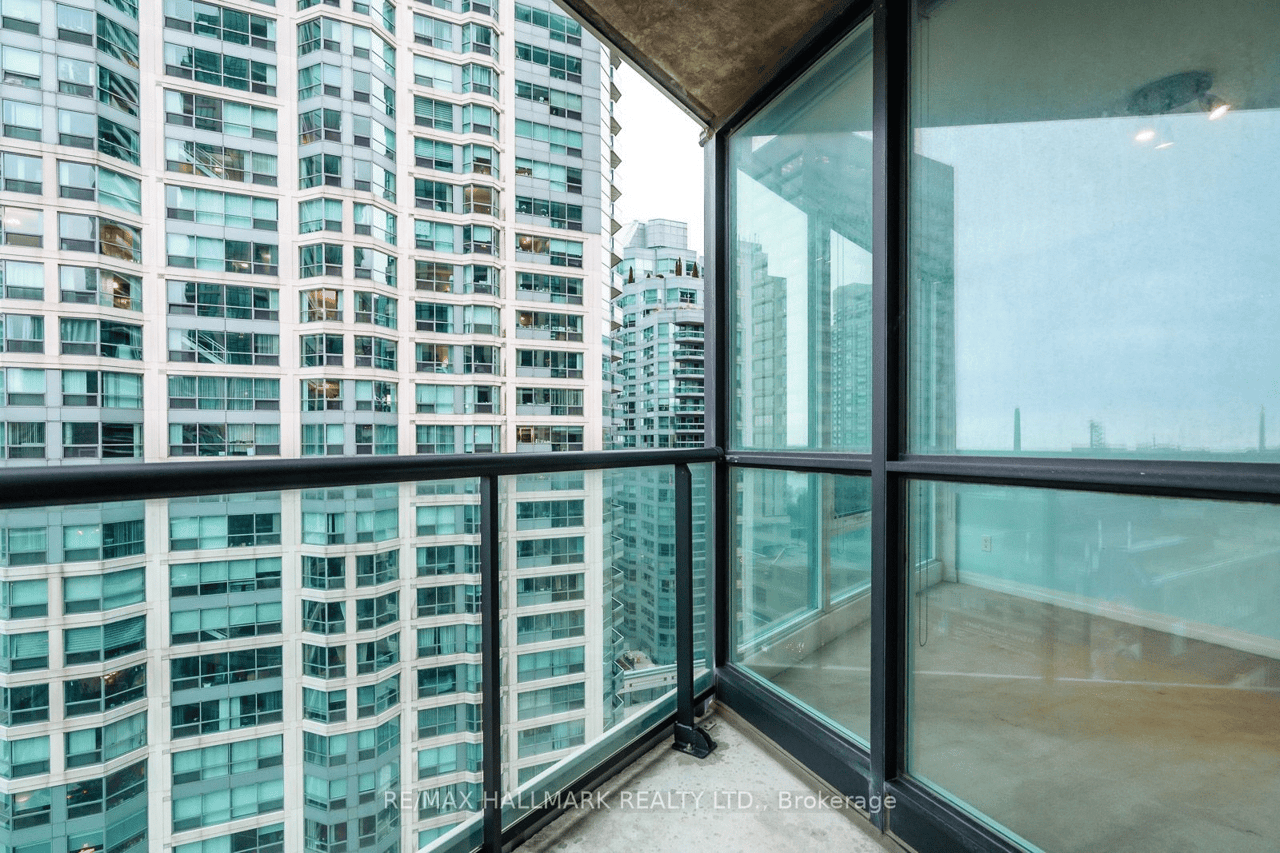 12 Yonge St #1504