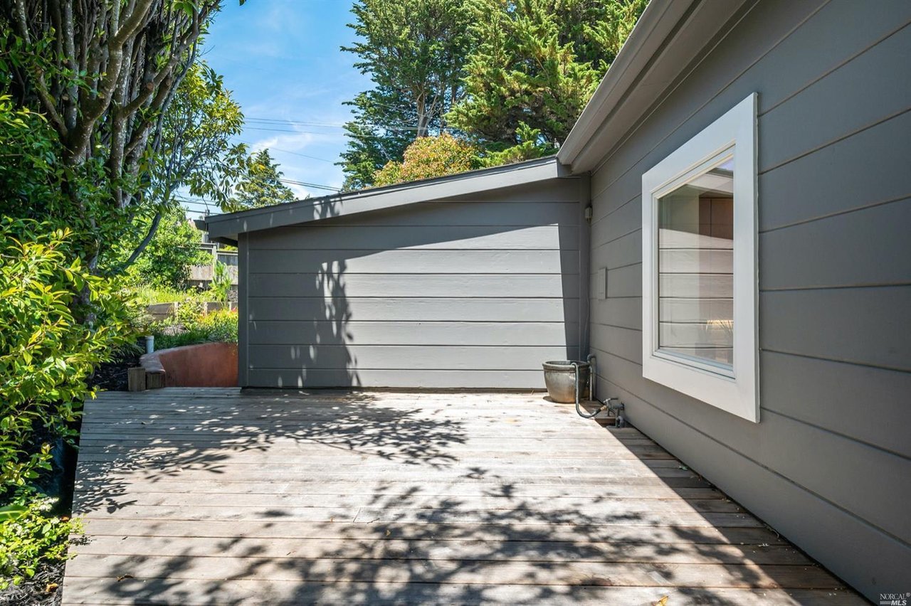 2 Cedarwood Ln
