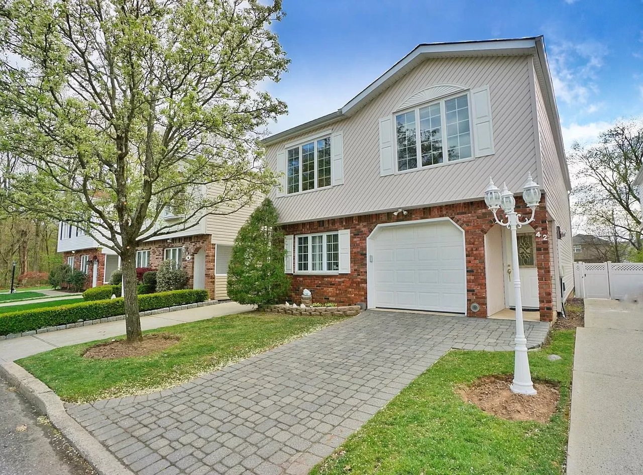 42 Rose Ln