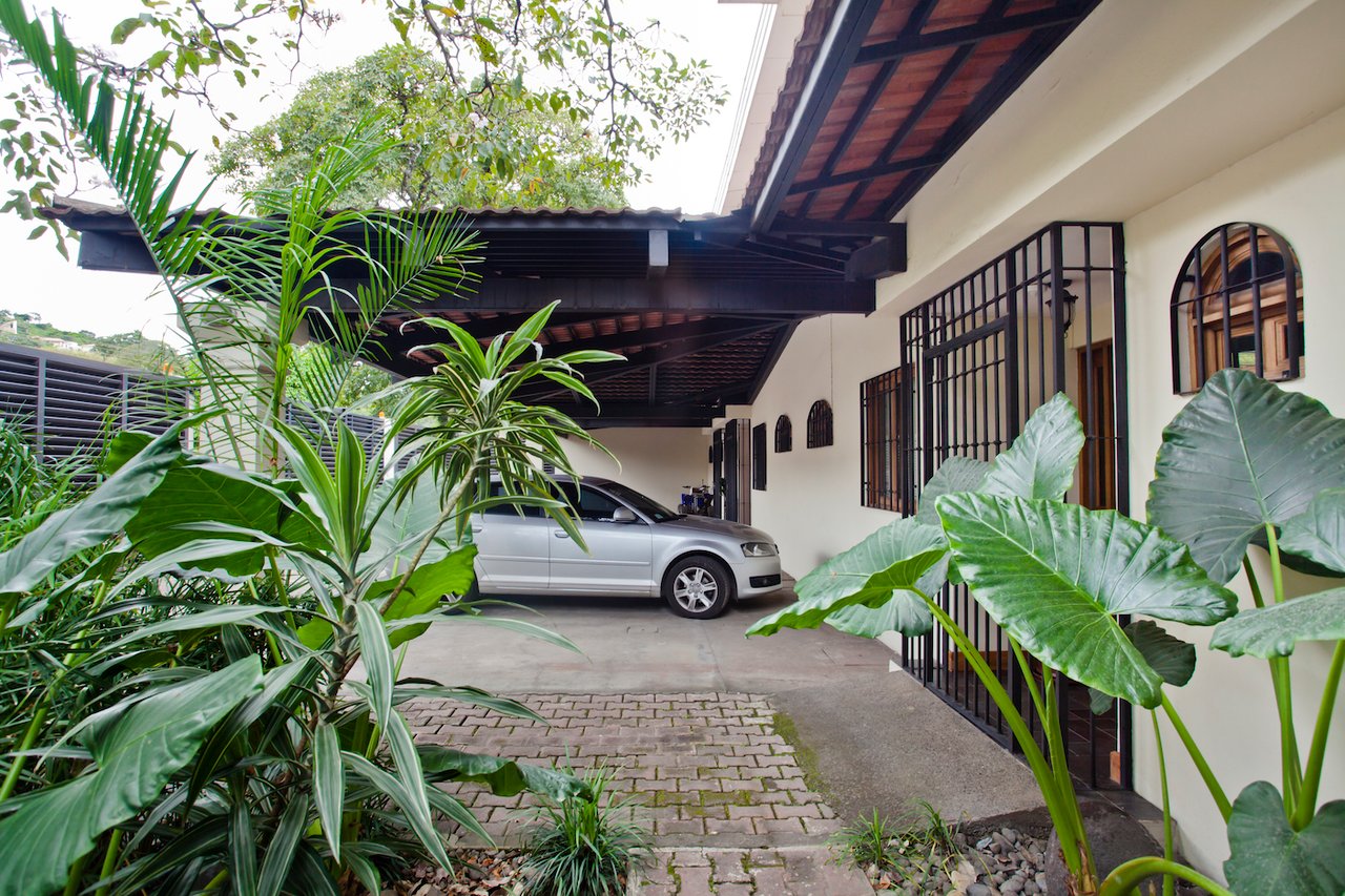 Remodeled Garden Townhome, Escazu, San Jose