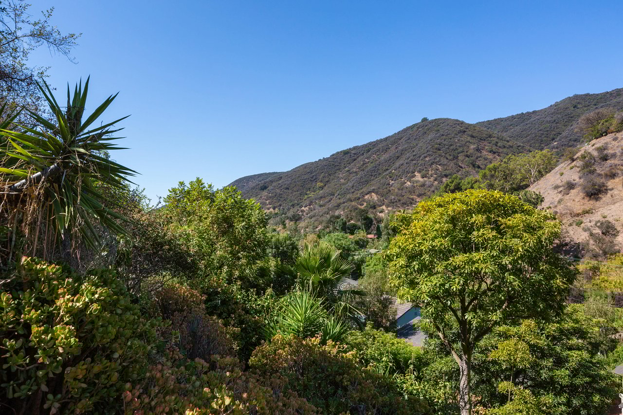 Considerable Country Retreat in the Canyon