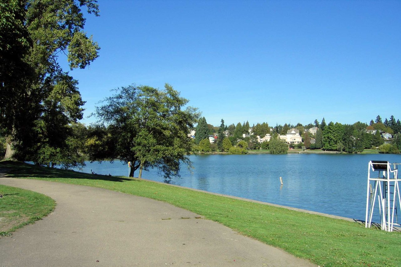  A peaceful, wide shot of Green Lake in Washington on a clear, sunny day. 