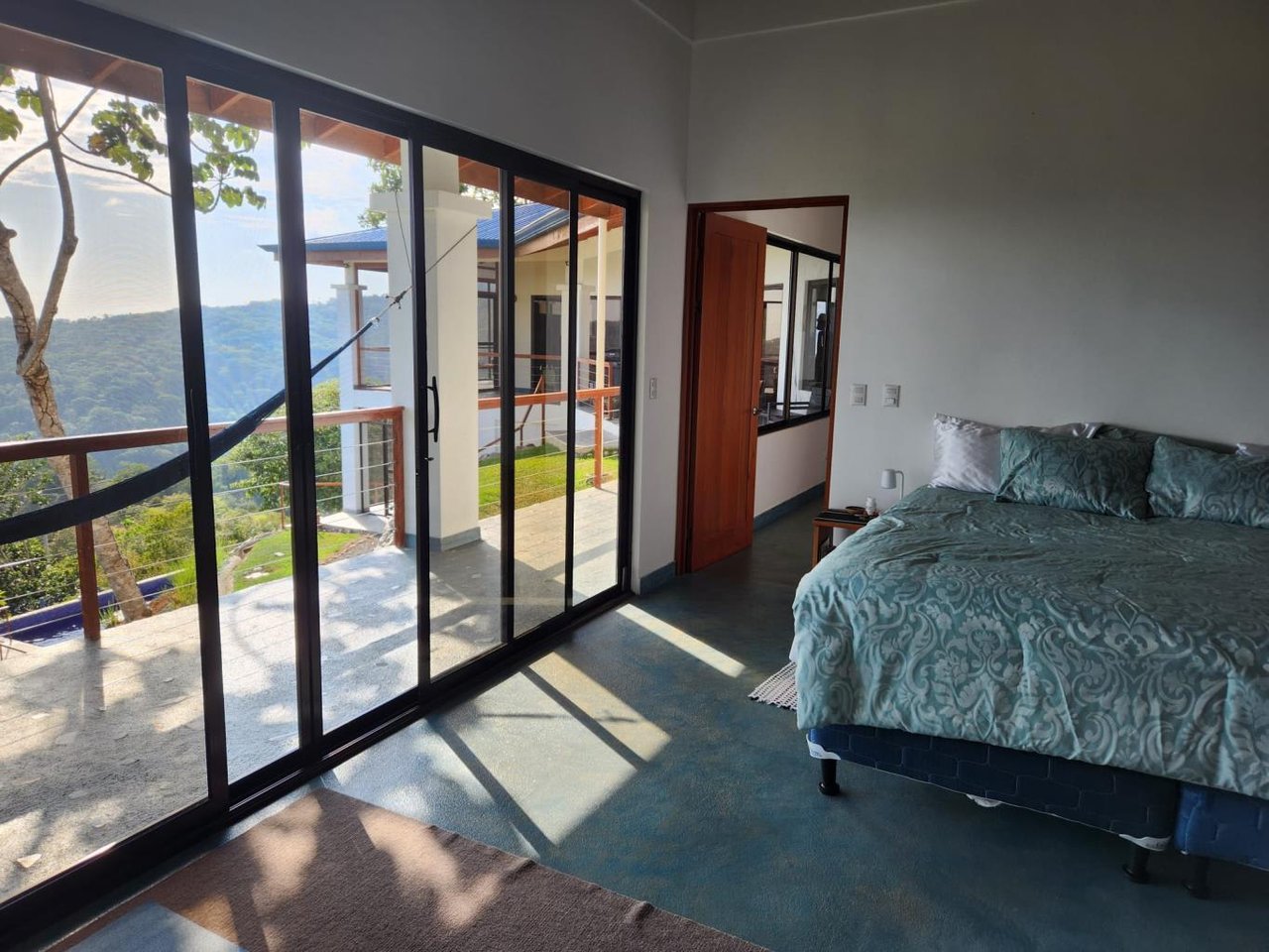 3 Bedroom Home With Pool, 360 Degree Mountain and Ocean View