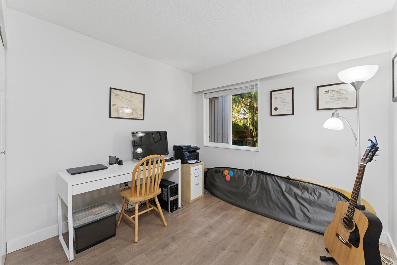 2060 Deep Cove Cres