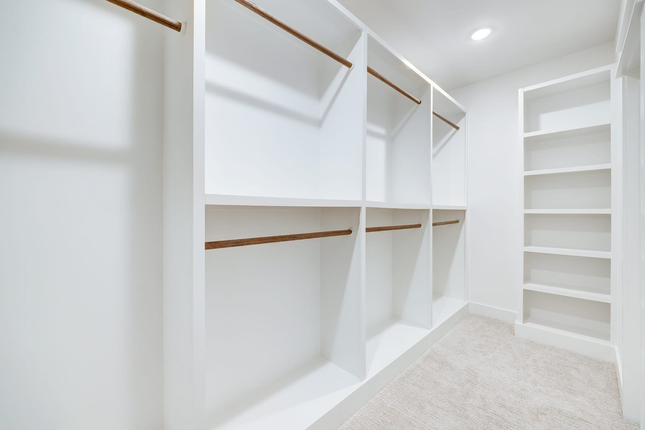 Montrdige model closet