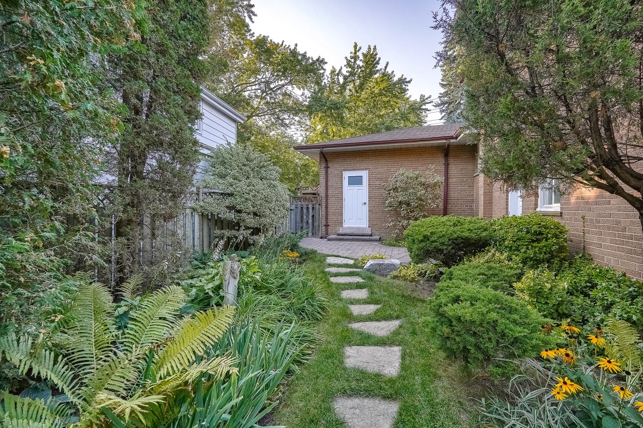 268 Mineola Rd E