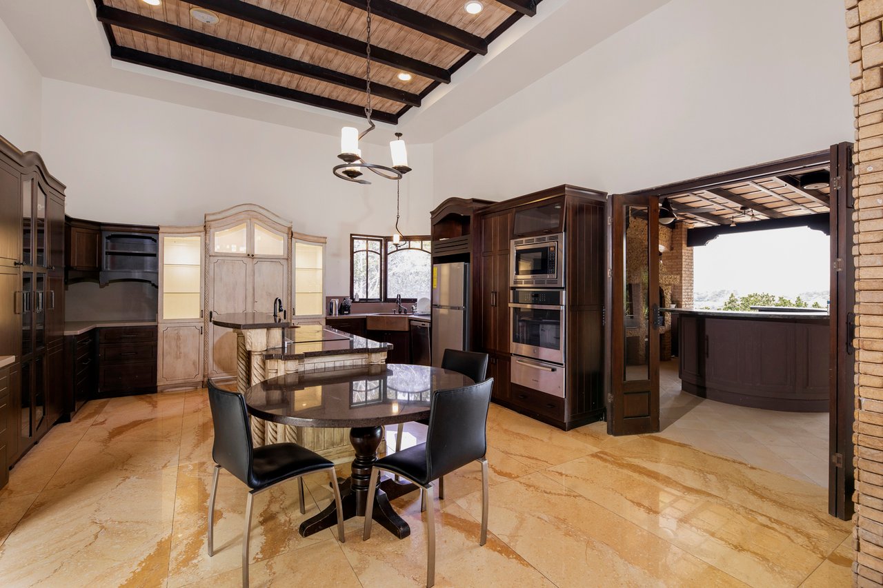 Tuscan Estate with Infinity Pool, Guacima, Alajuela