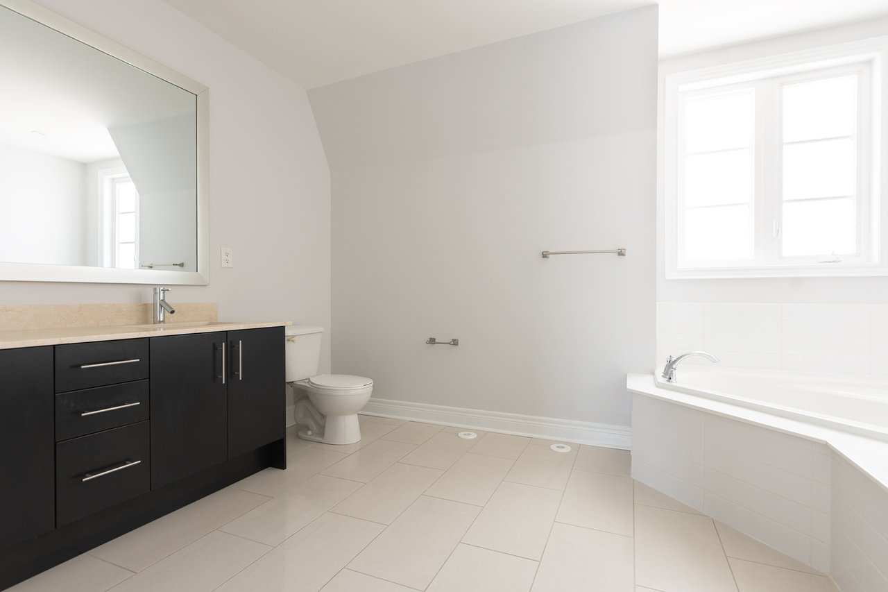 THREE-STOREY EXECUTIVE TOWNHOME