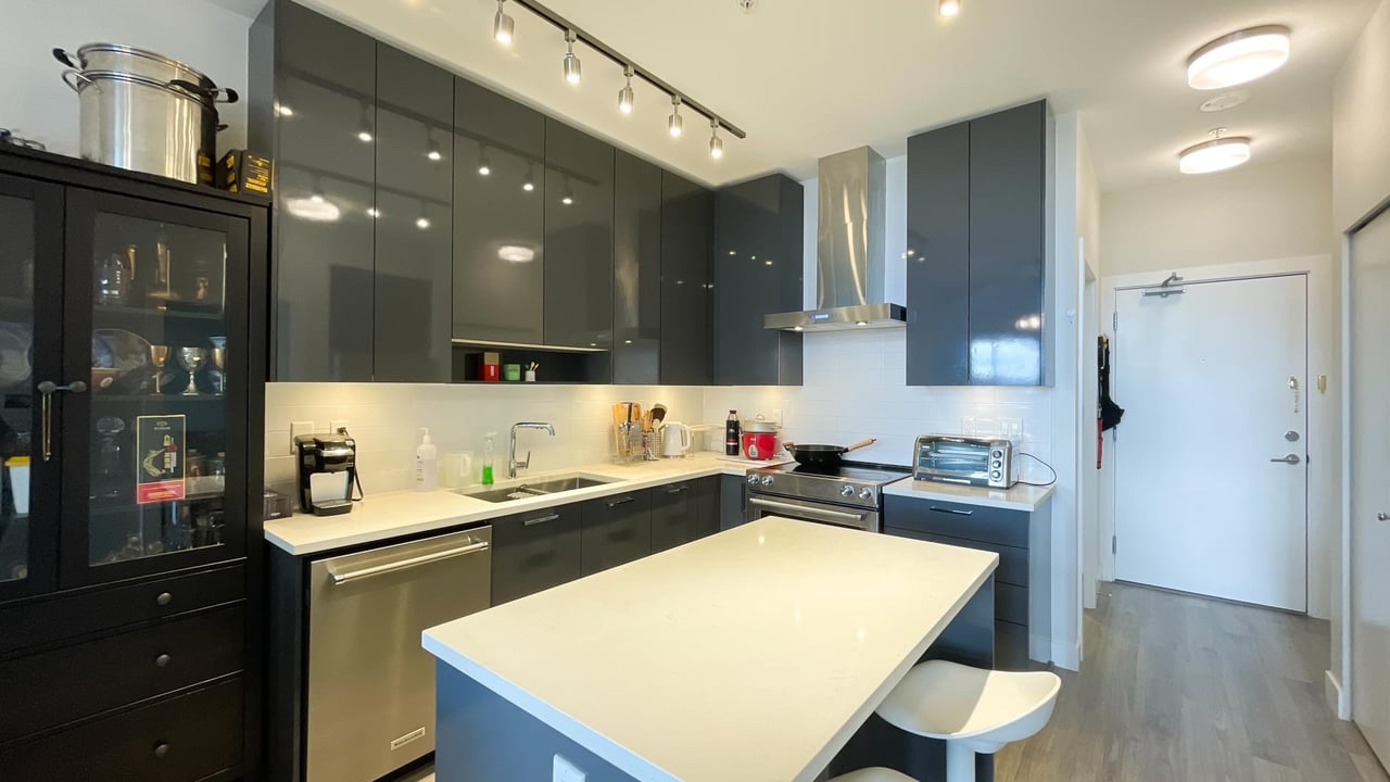 407-1768 Gilmore Ave