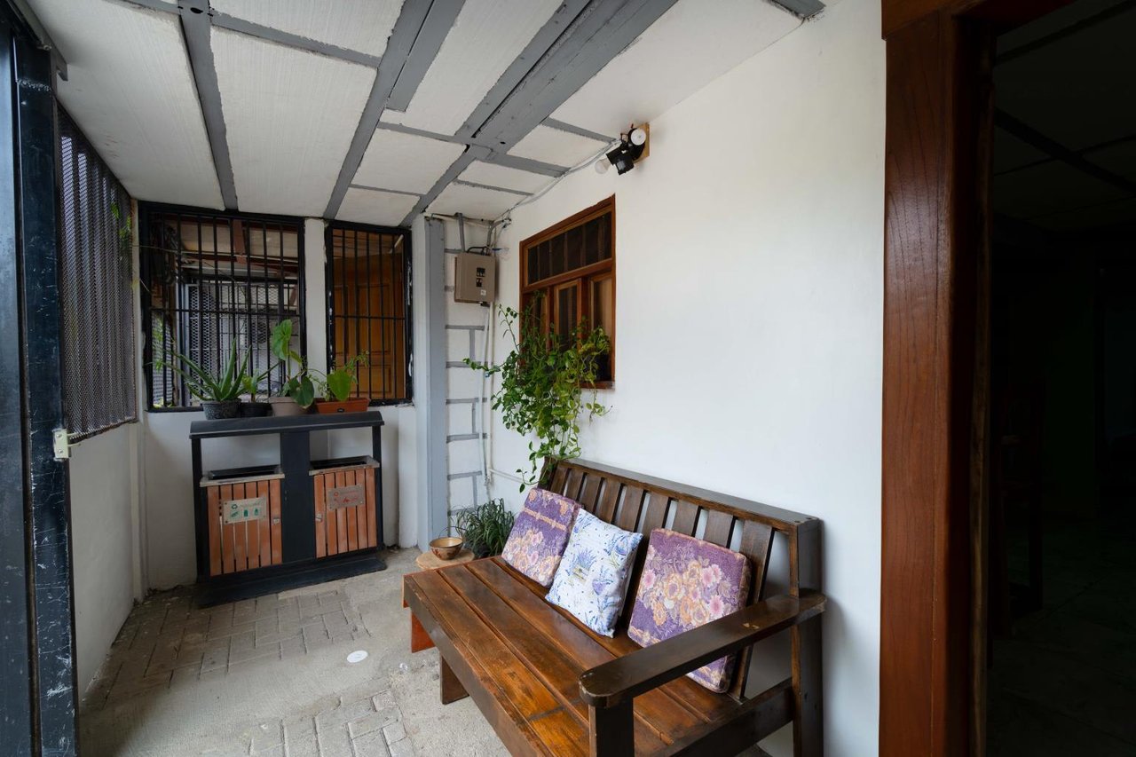 Downtown Quepos Central Hostel/Commercial Space
