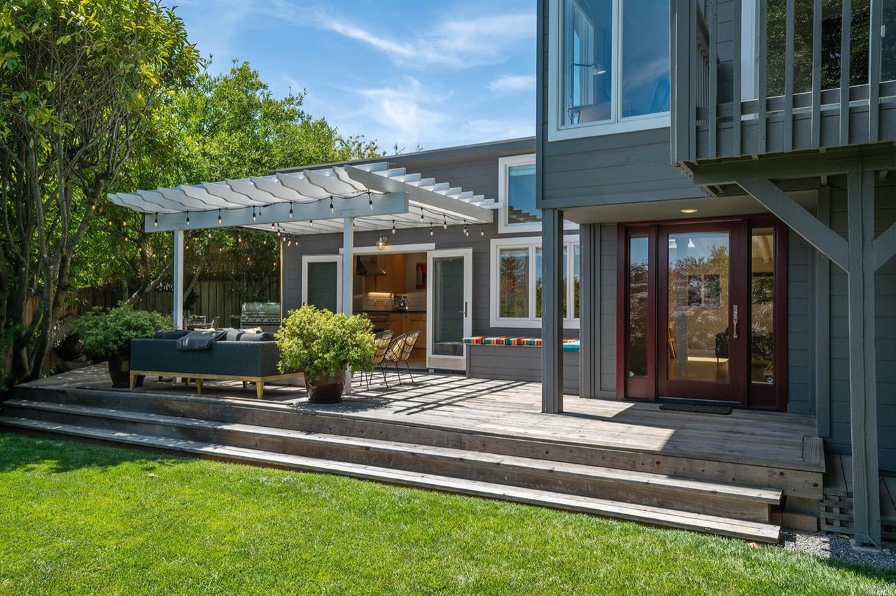 2 Cedarwood Ln