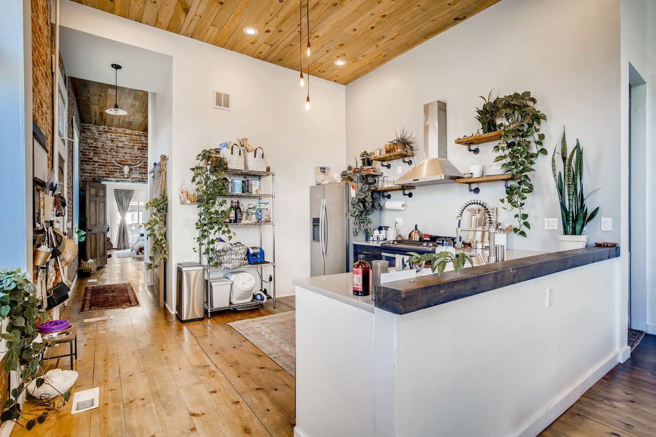 701 W 6th Ave