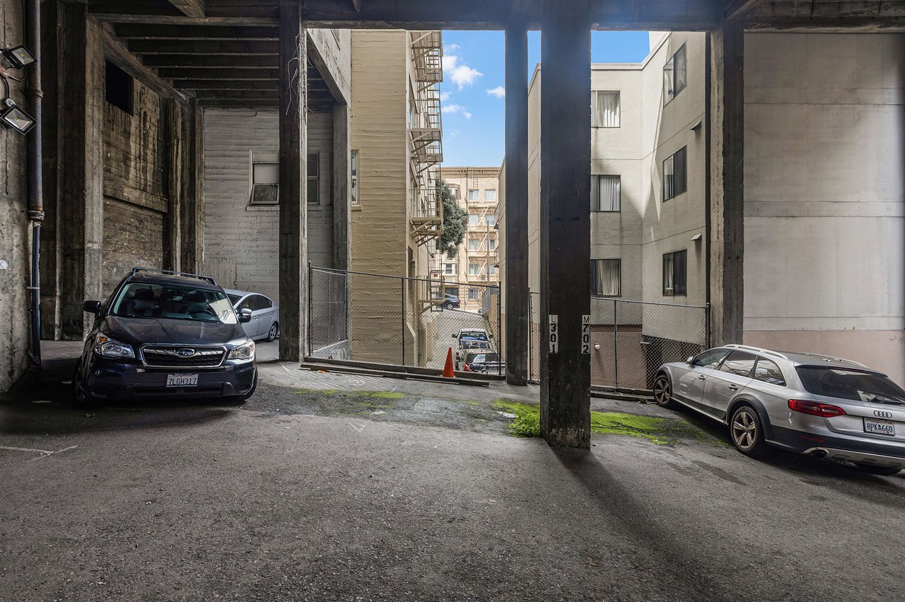 Grand New York-Style Condominium at 840 Powell