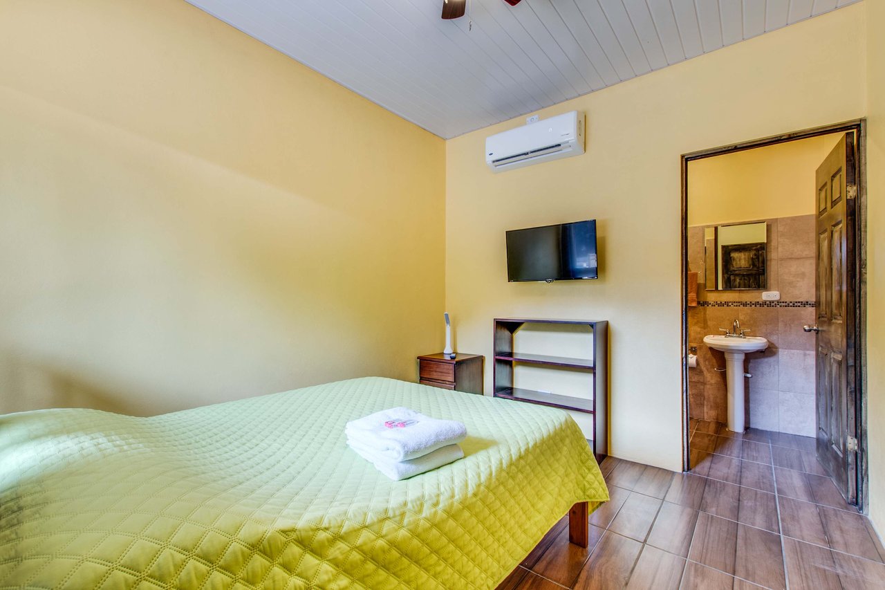 A highly-rated and high-occupancy resort with a hotel, cabins, on-site restaurant and a pool an easy 5-minute walk from PLAYA UVITA and Marino Ballena National Park!