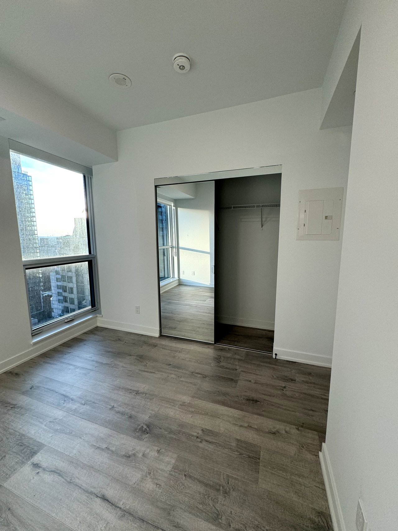 327 King St W, Unit 2005