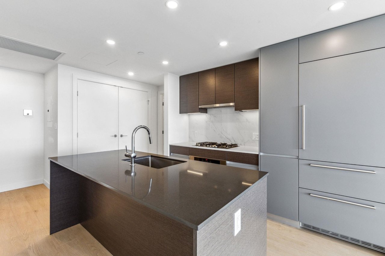 2105-200 Klahanie Ct