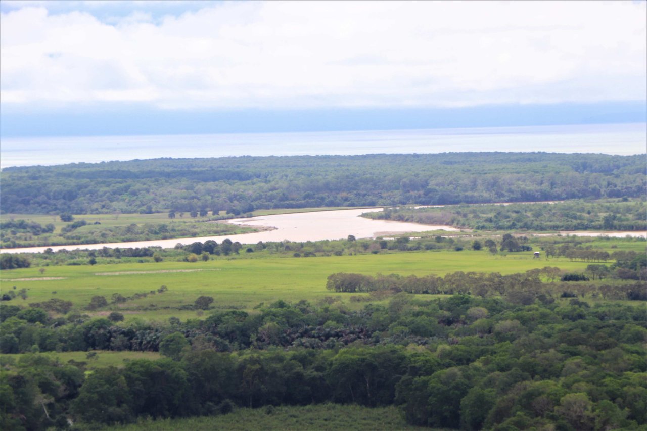 9 acres property with 360 panoramic views and 80m highway frontage