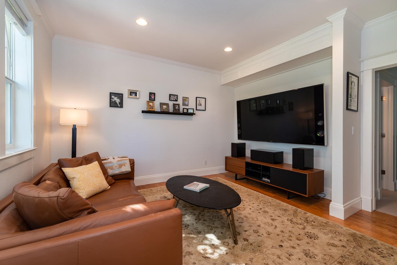 1686 Sunset Blvd