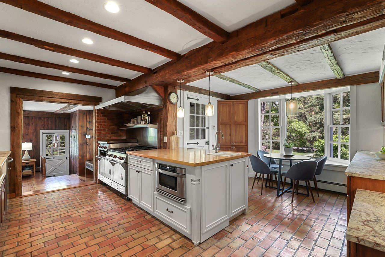 31 Plumbrook Road