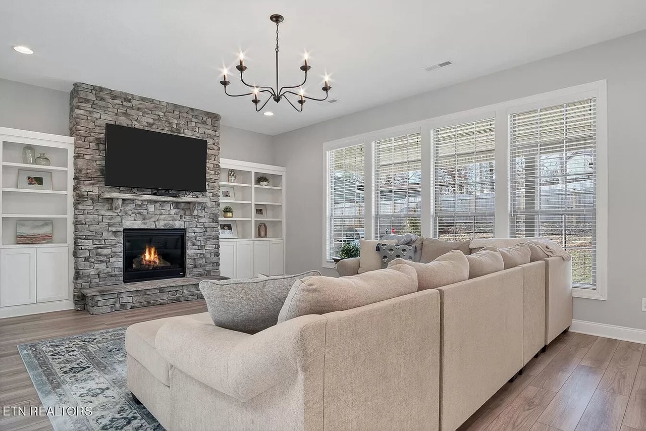 1137 Snowy Peak Ln