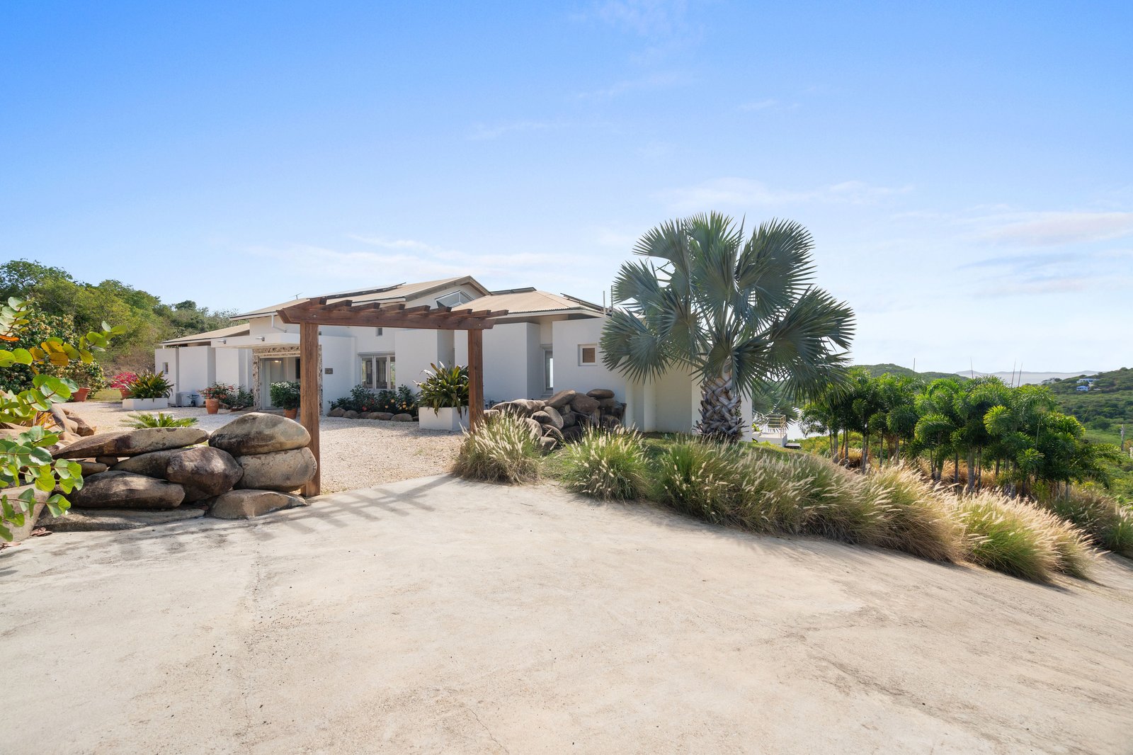 Casa Las Pelas — the approach to the house