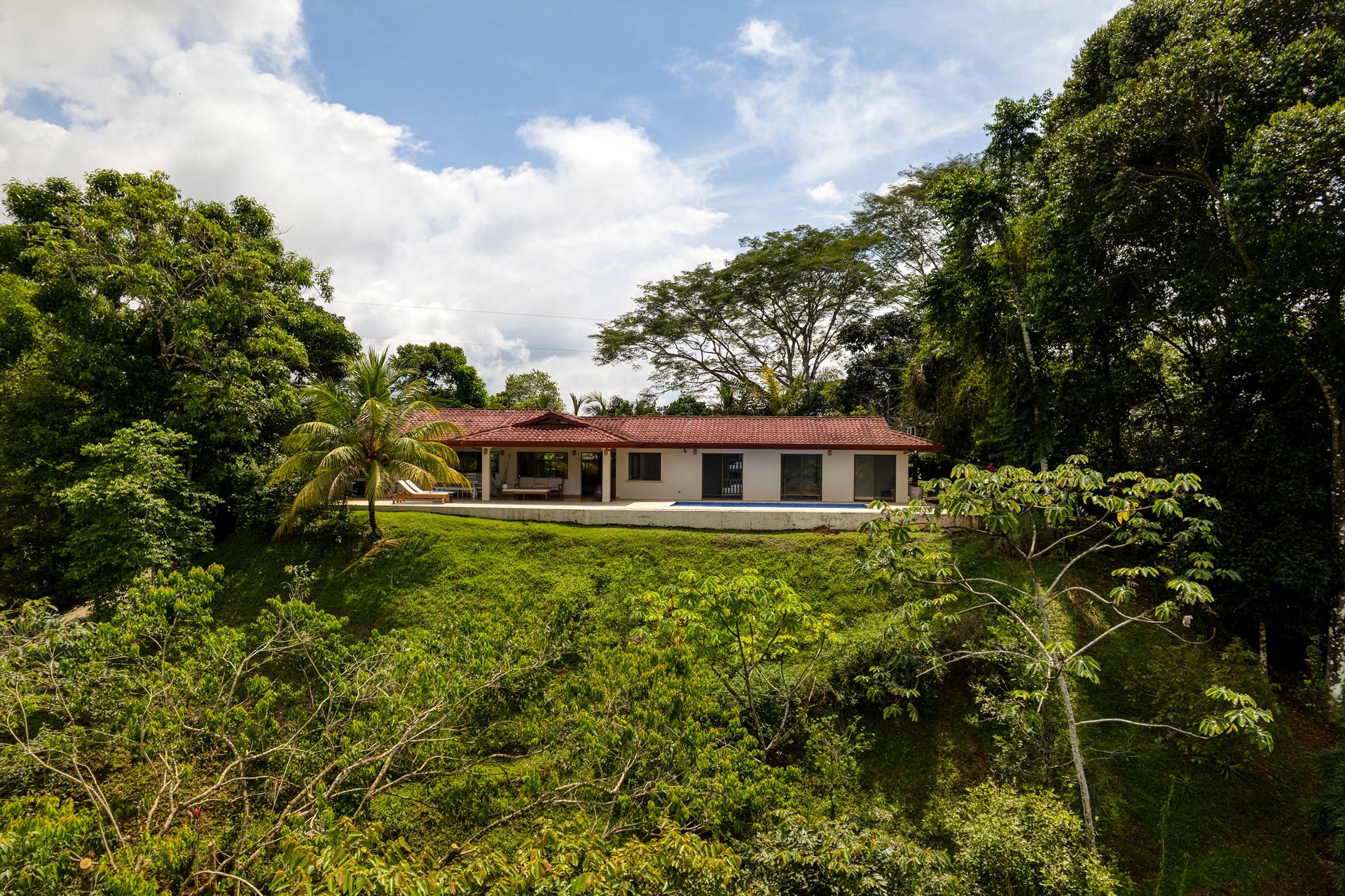 OCEAN AND MOUNTAIN VIEW 3 BEDROOM HOME WITH POOL IN LAGUNAS