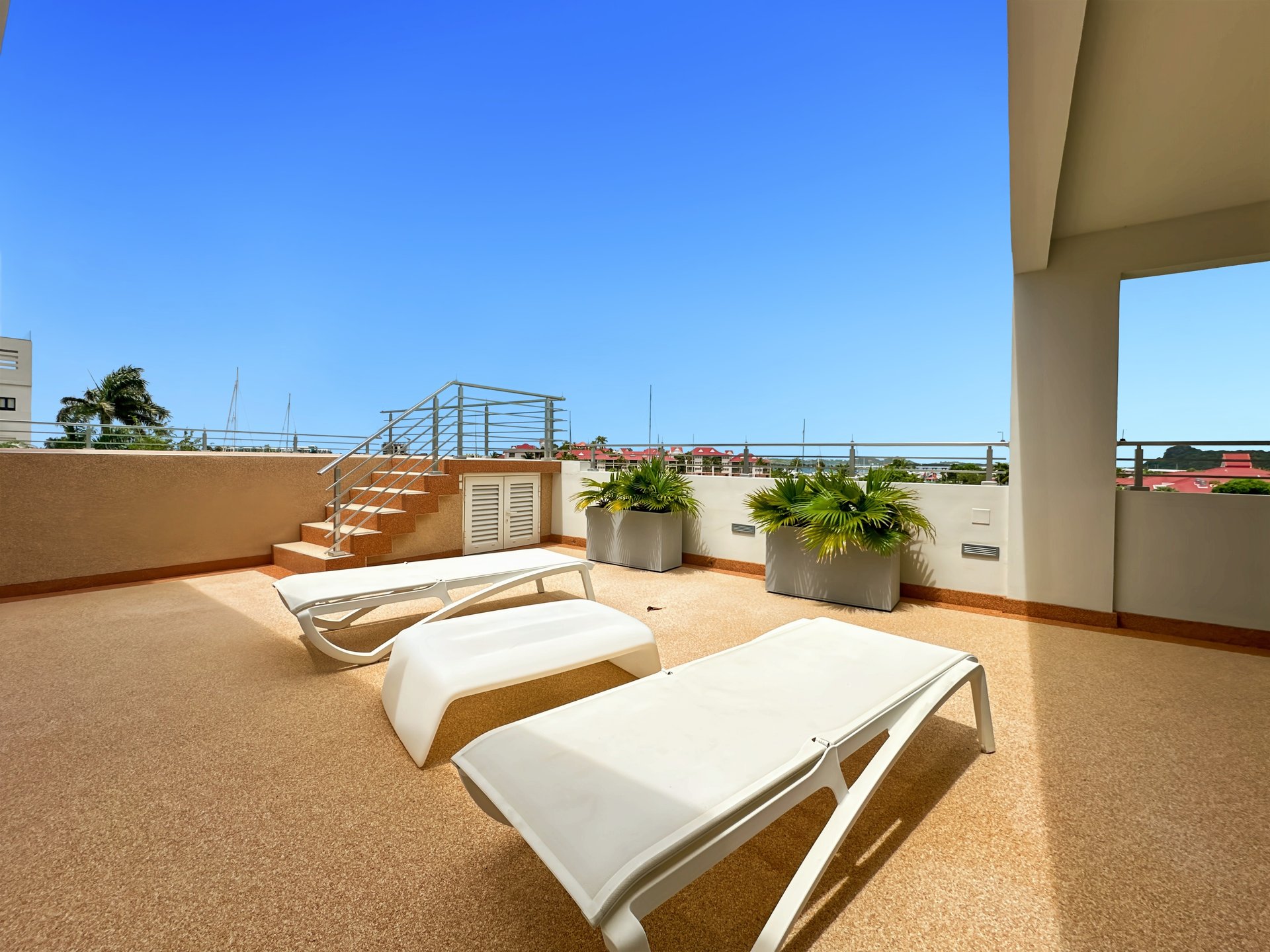 Rare Opportunity: Spacious Apartment with Terrace and Private Pool - ColeBay