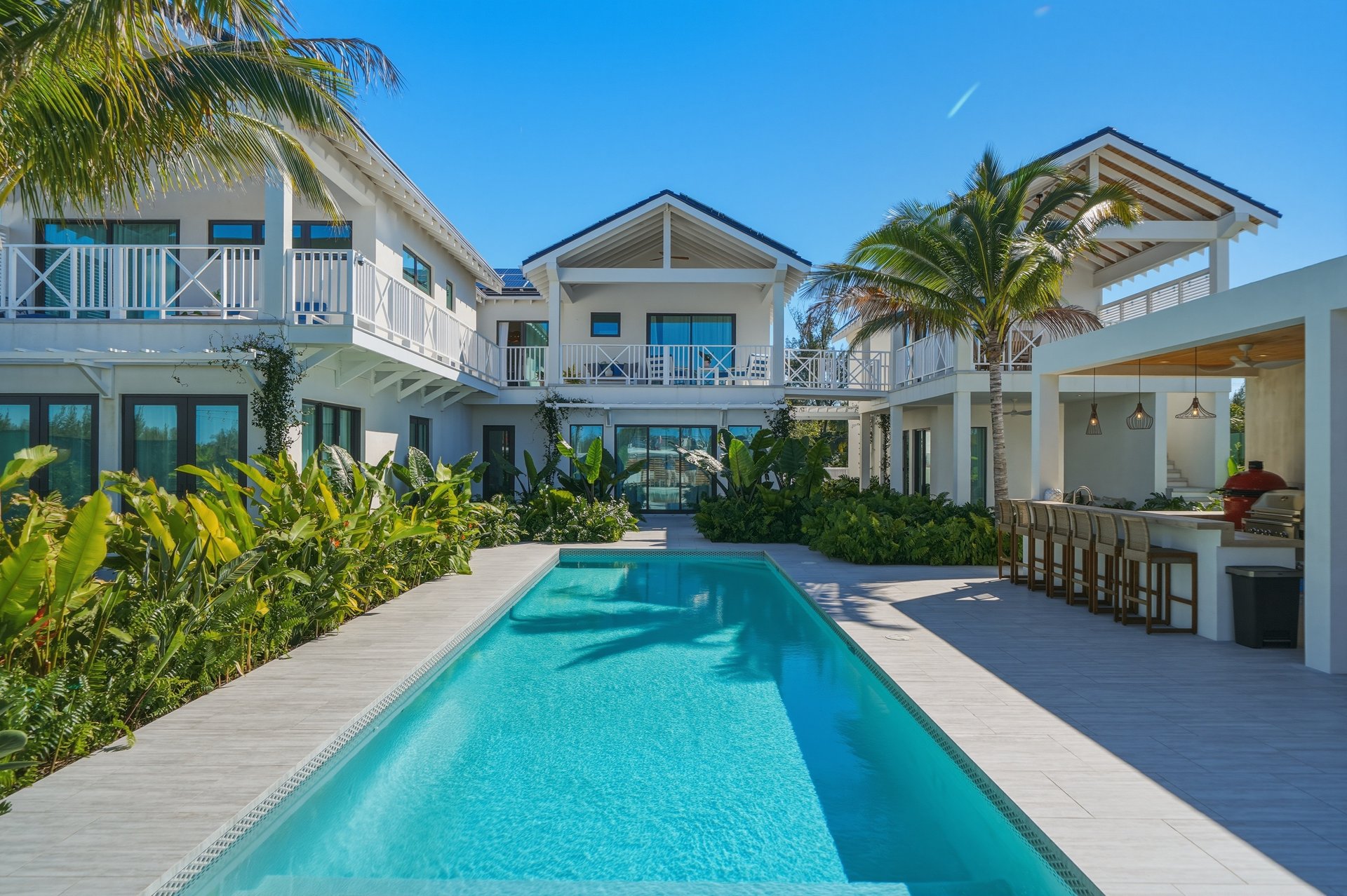 Le Canal, Waterfront Compound