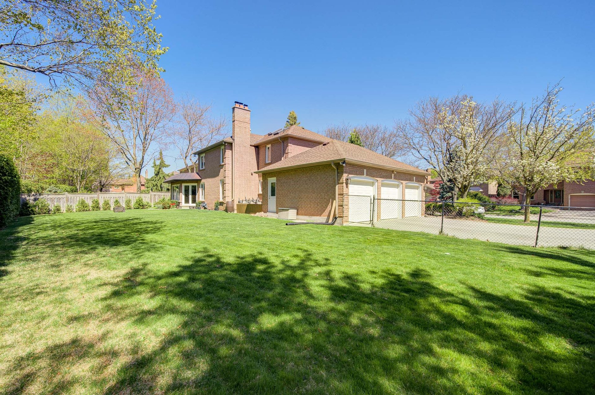 1296 Mapleridge Cres