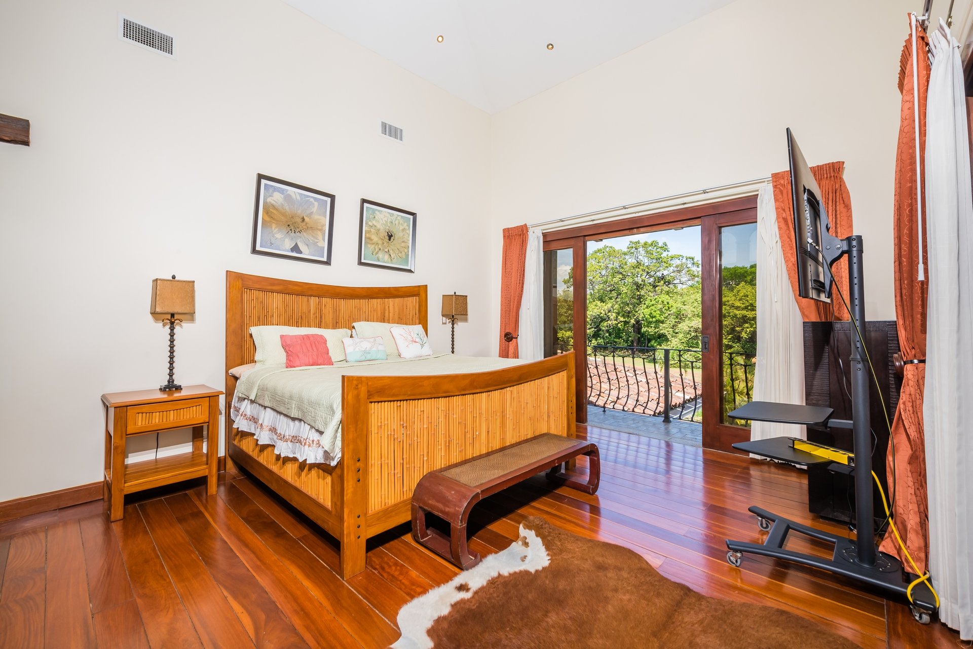 Casa Miraflores, Reserva De Golf #94 | Welcome to Casa Miraflores, an exquisite colonial-style estate home located in Hacienda Pinilla!