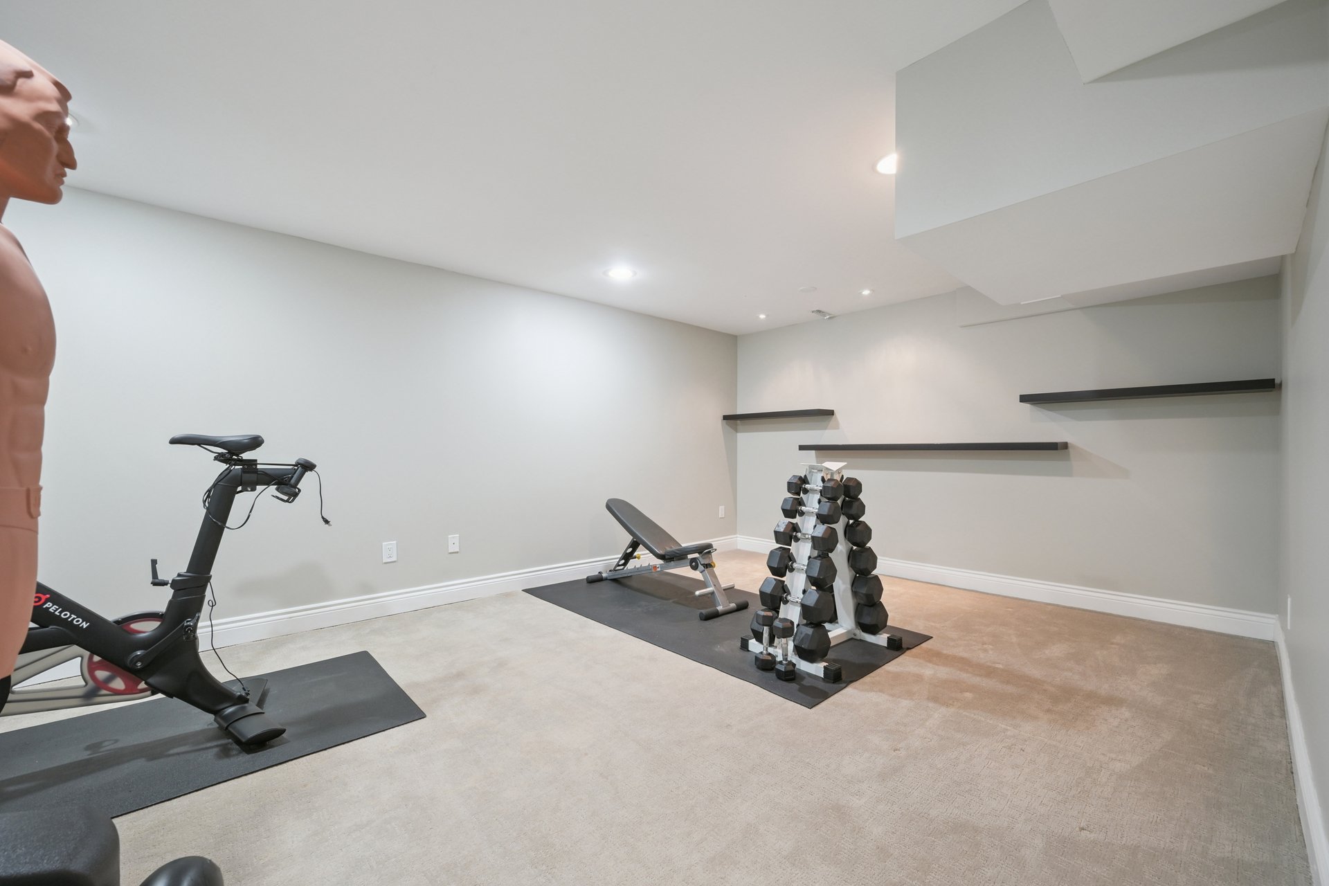 Prestigious Glen Abbey living with a backyard made for summer