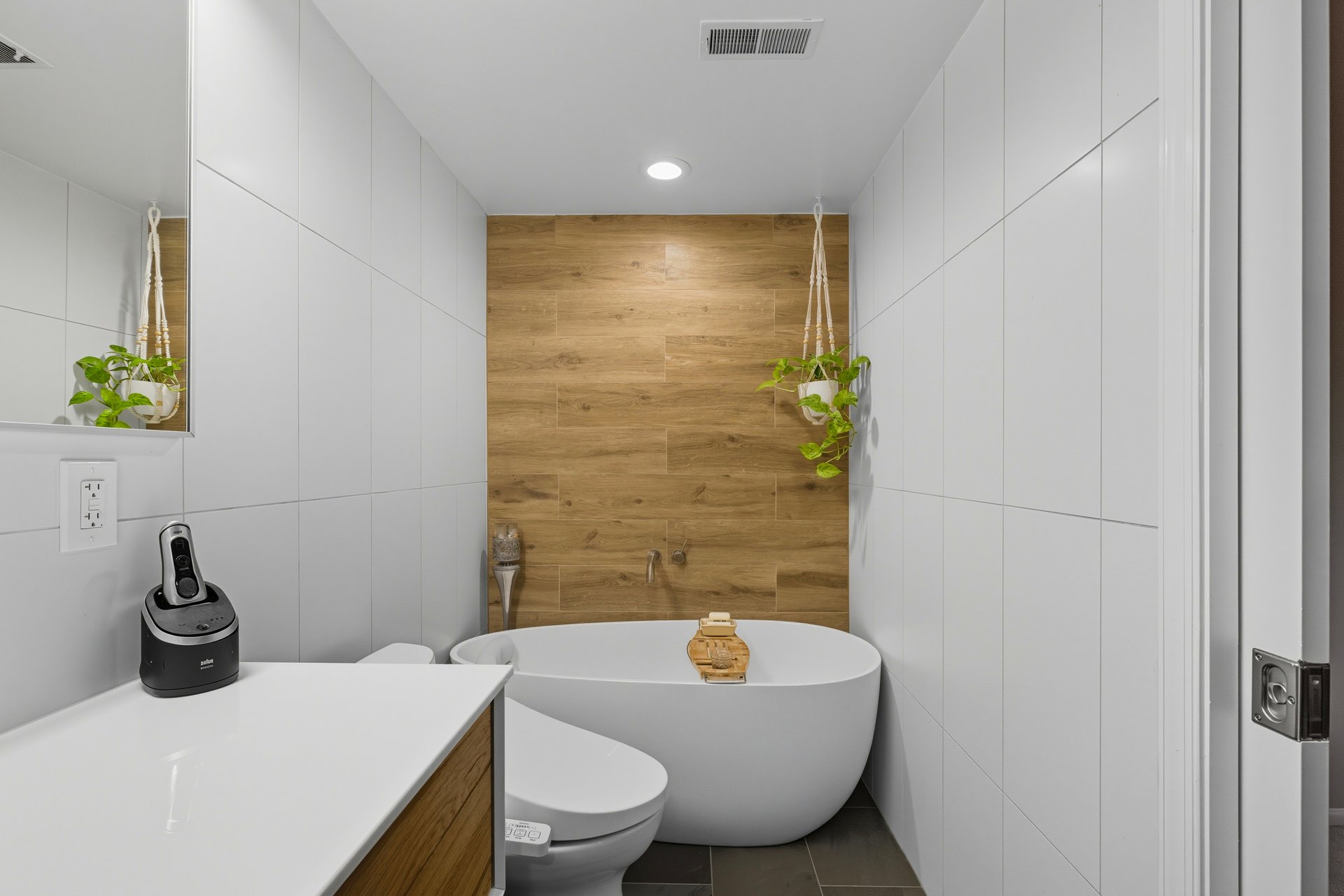 Turnkey 2 Bed Townhome plus Den & Designer Finishes 