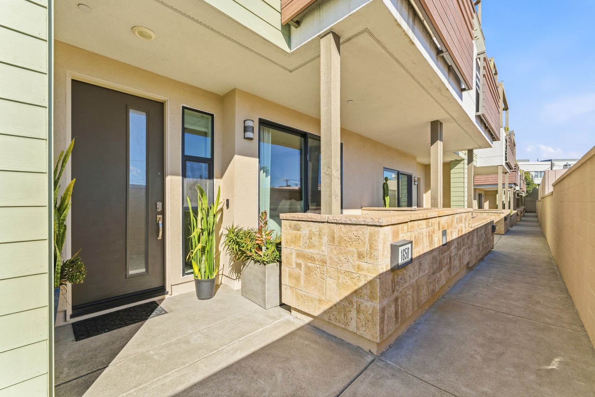 1650 Topanga
