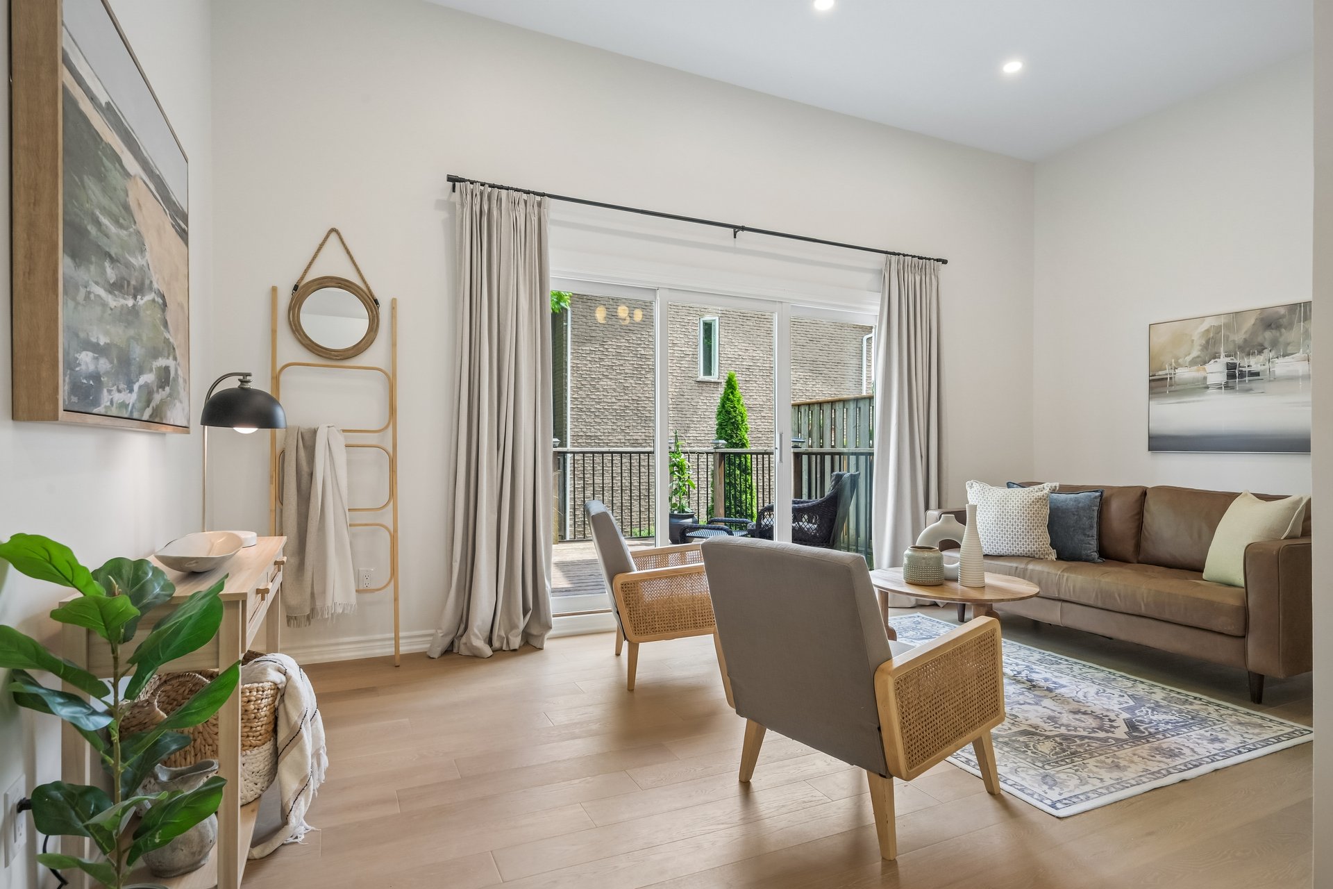 Lakeside living in the heart of Bronte!