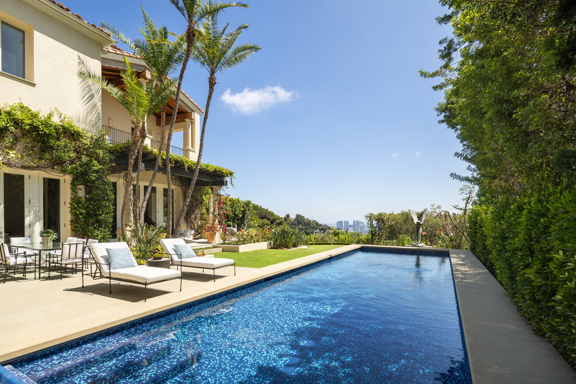 1672 Waynecrest Dr, Beverly Hills