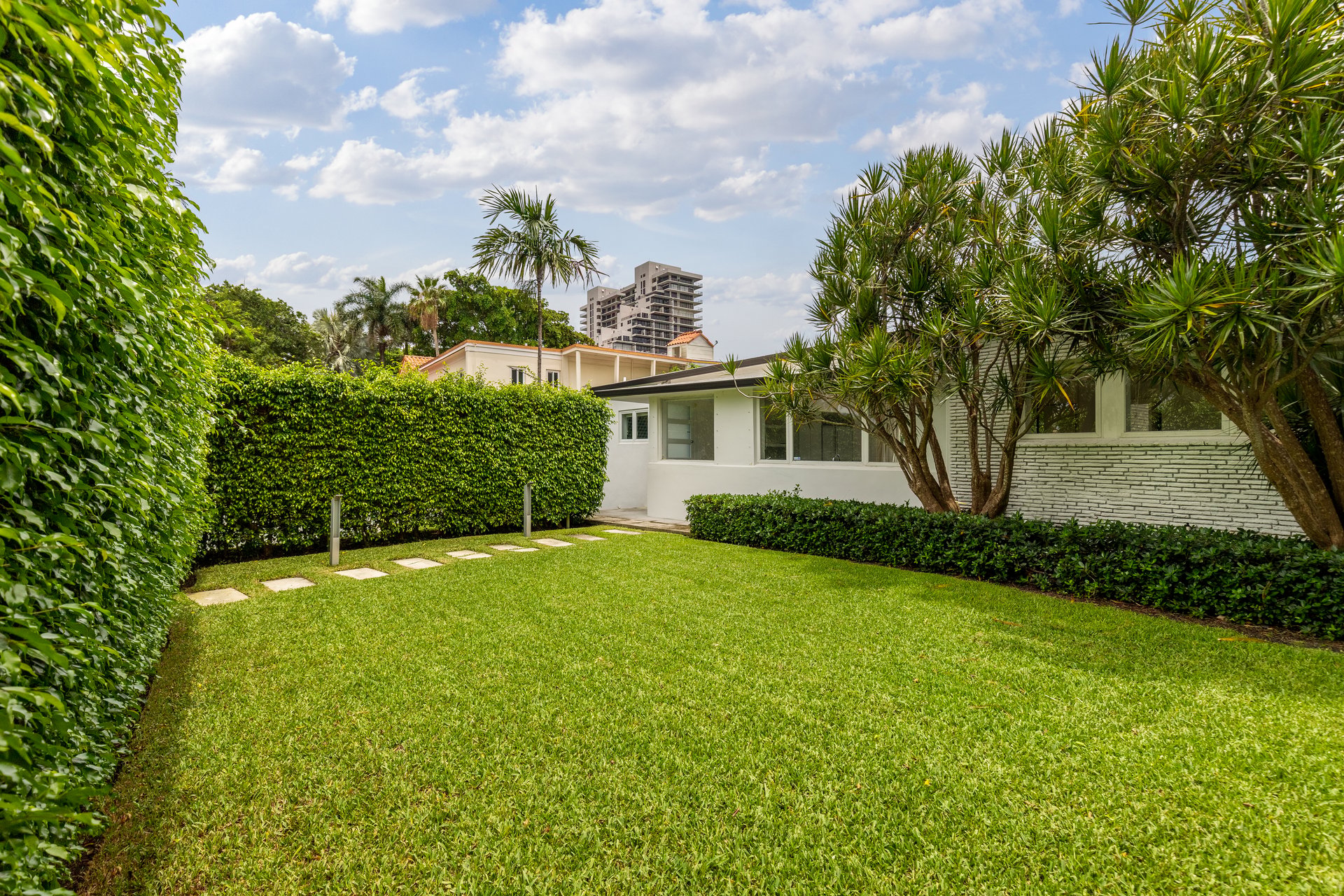 910 N Venetian Dr