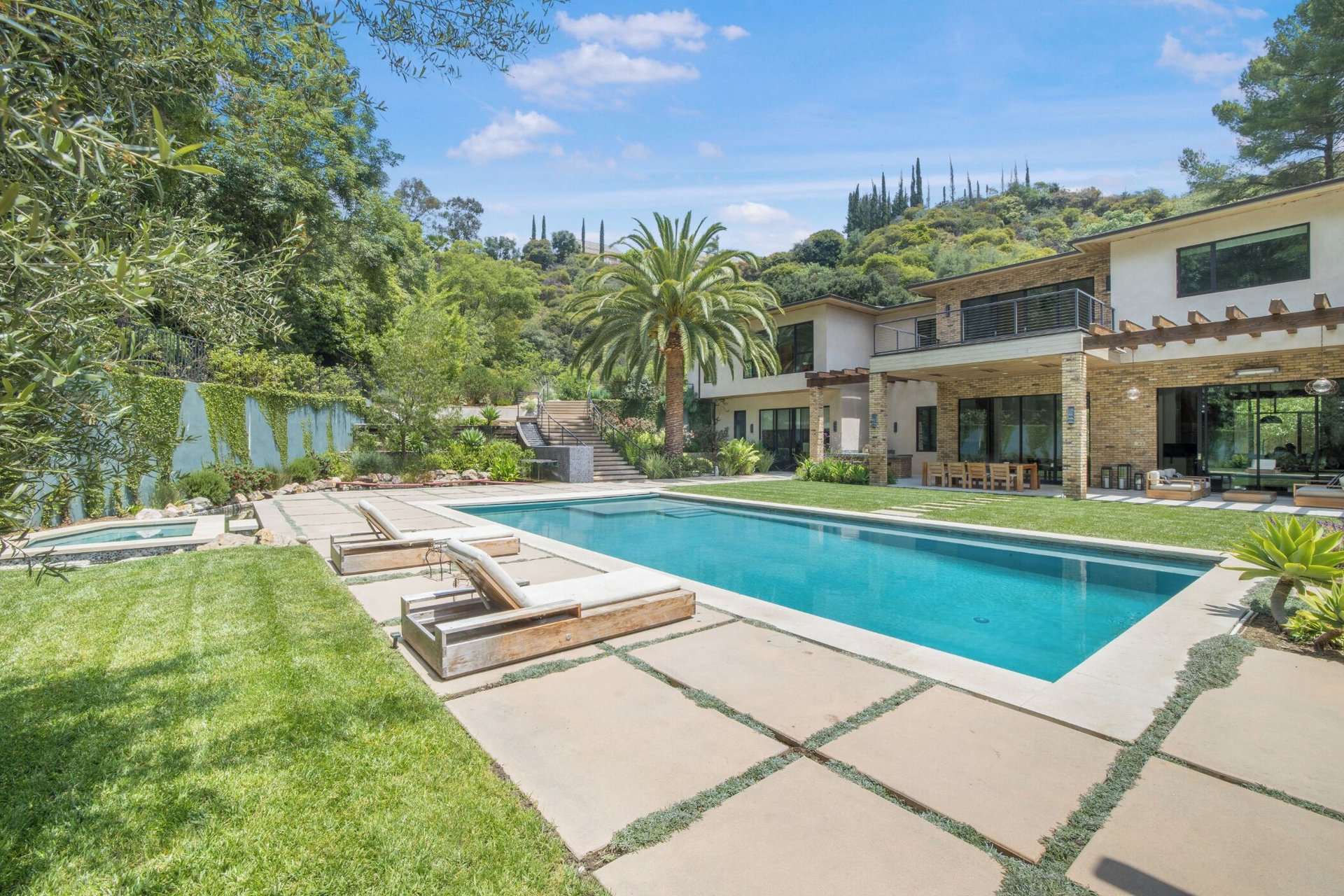 Bowmont Dr, 90210