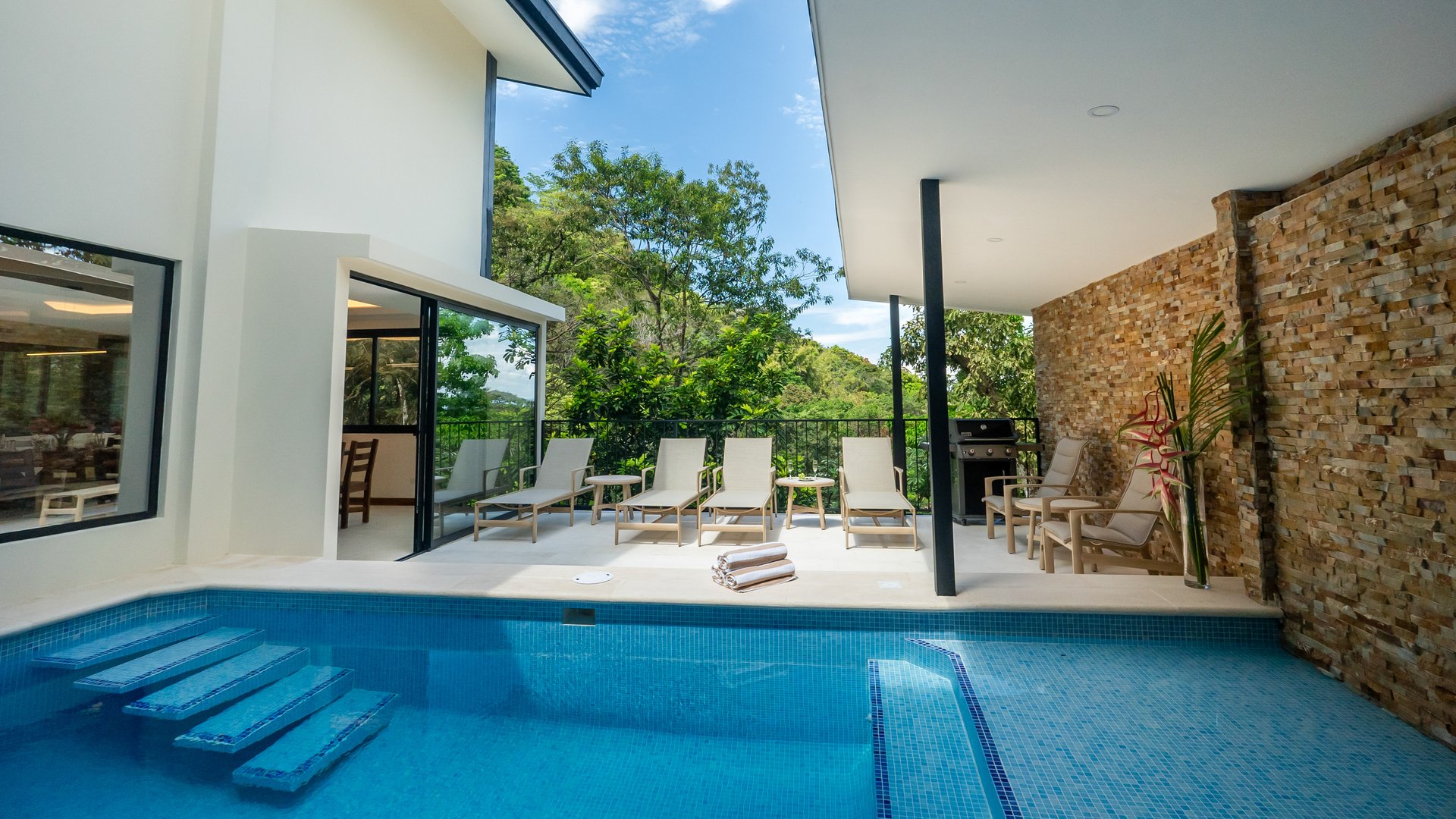 Grand luxury 9 bedroom, 9.5 bath Rainforest & Mountain View Estate near Marina Pez Vela