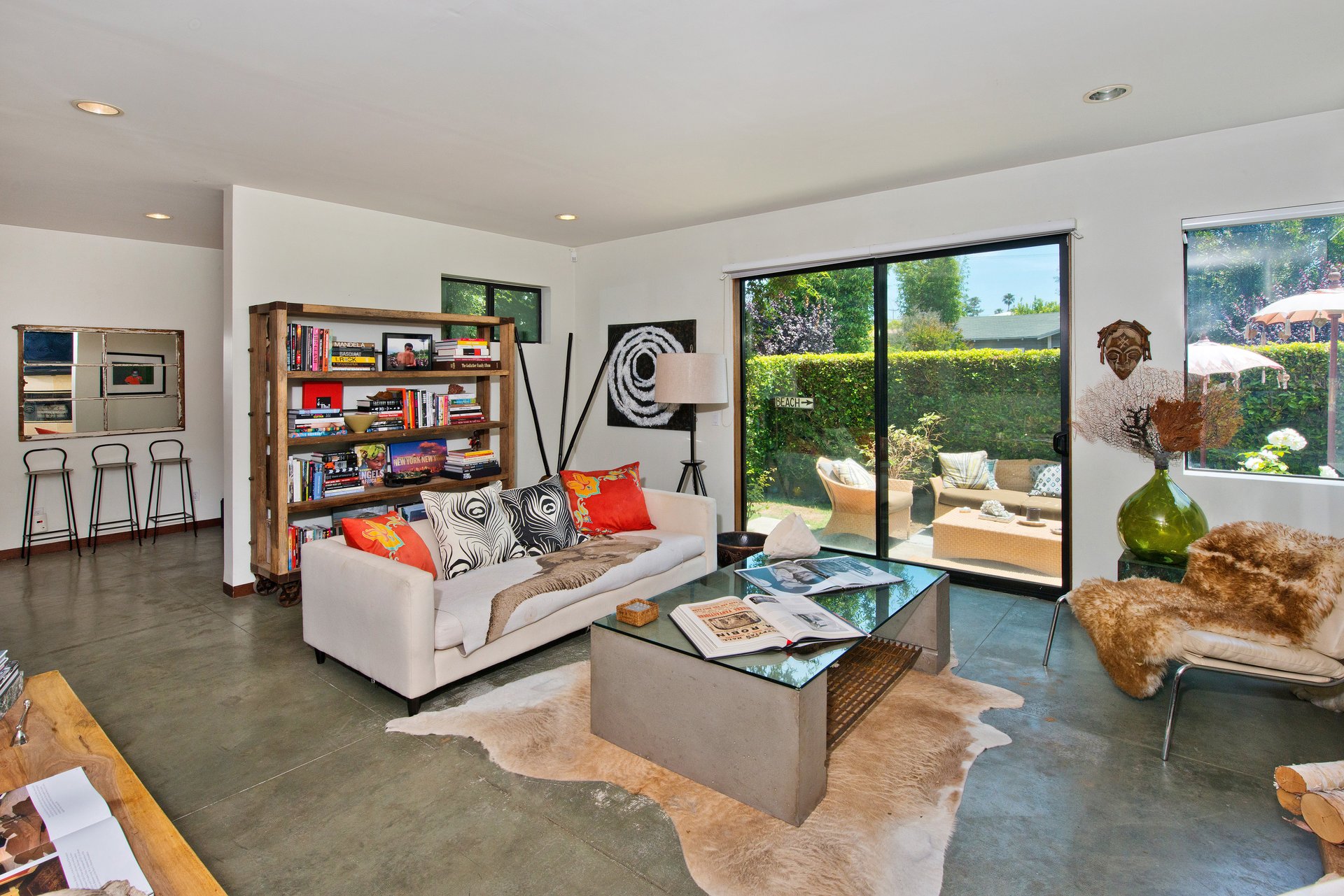 839 Superba Ave