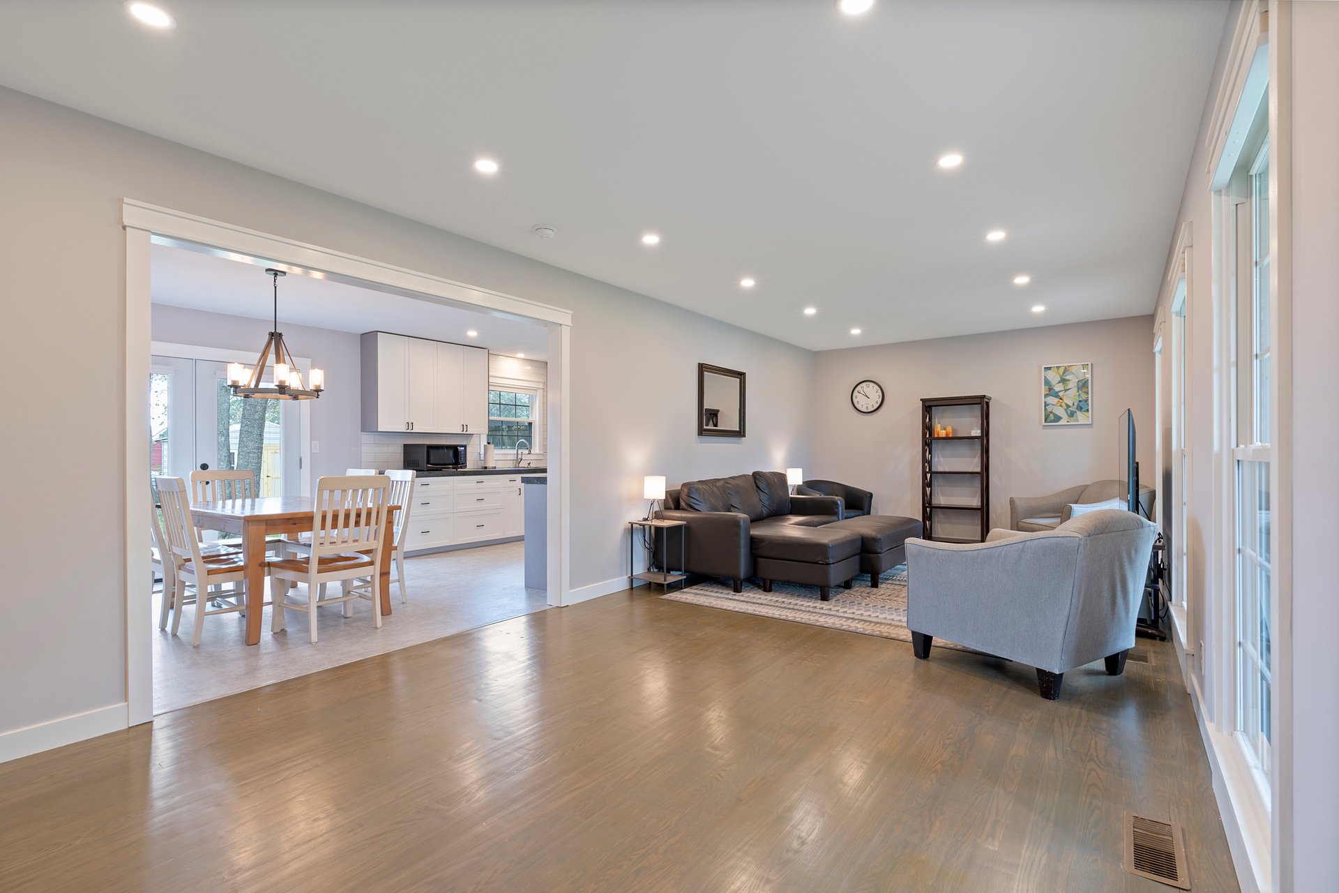 MODERN FURNISHED HOME - NEAR UAH!