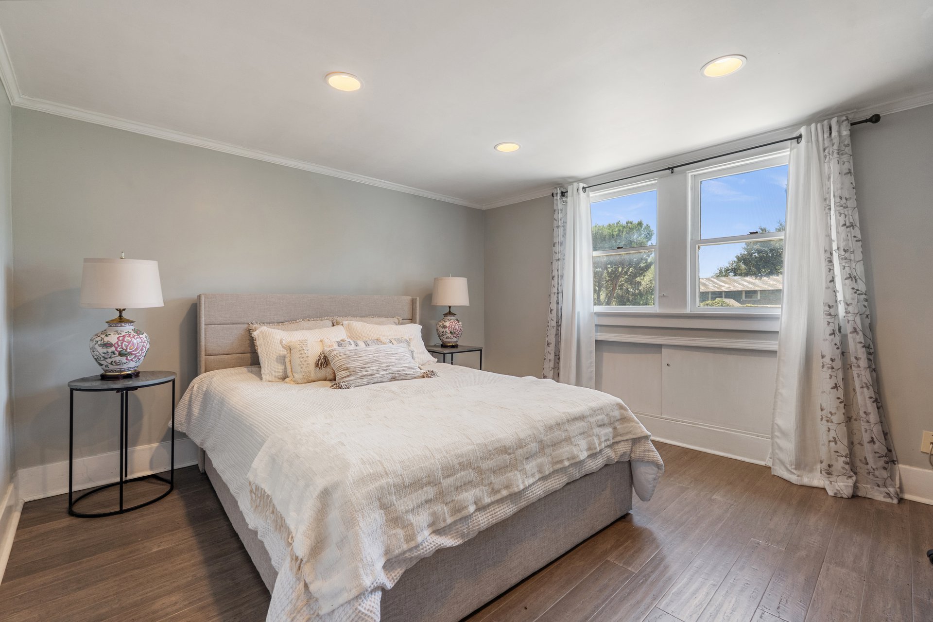 790 N El Molino Ave