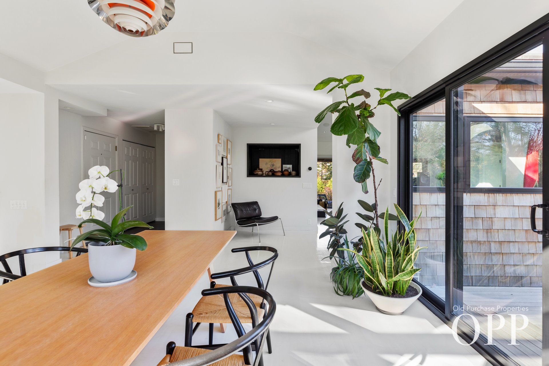 A SUNLIT RETREAT IN PICTURESQUE LOCATION