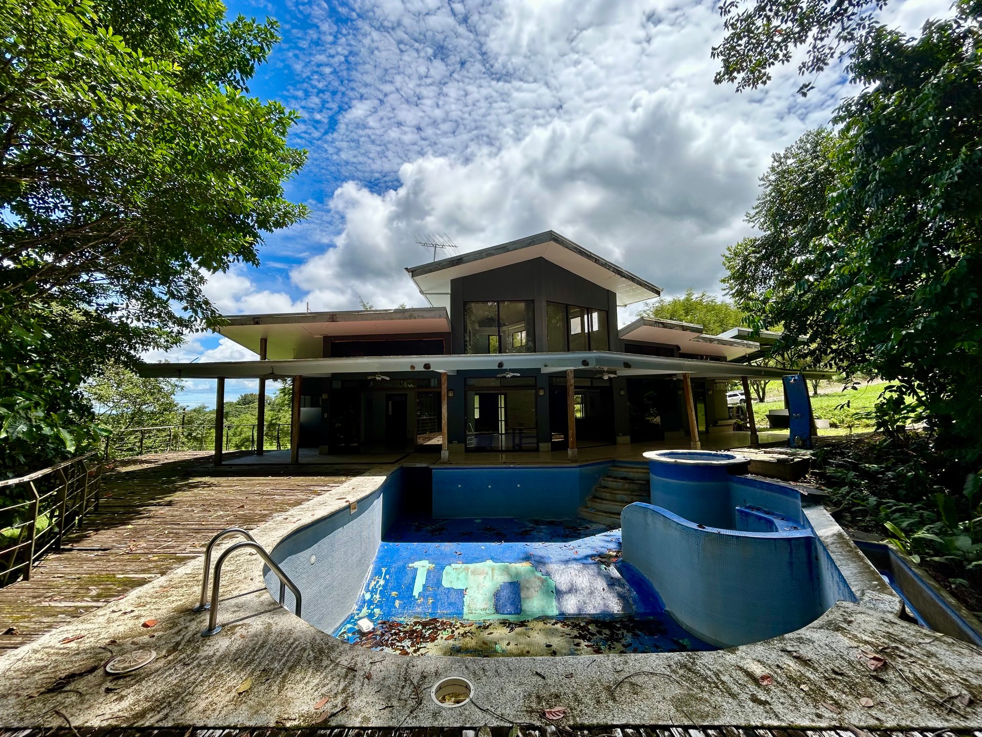 Fixer-Upper Home with an studio Office in Palmar Norte on a 7.58 Acres Property