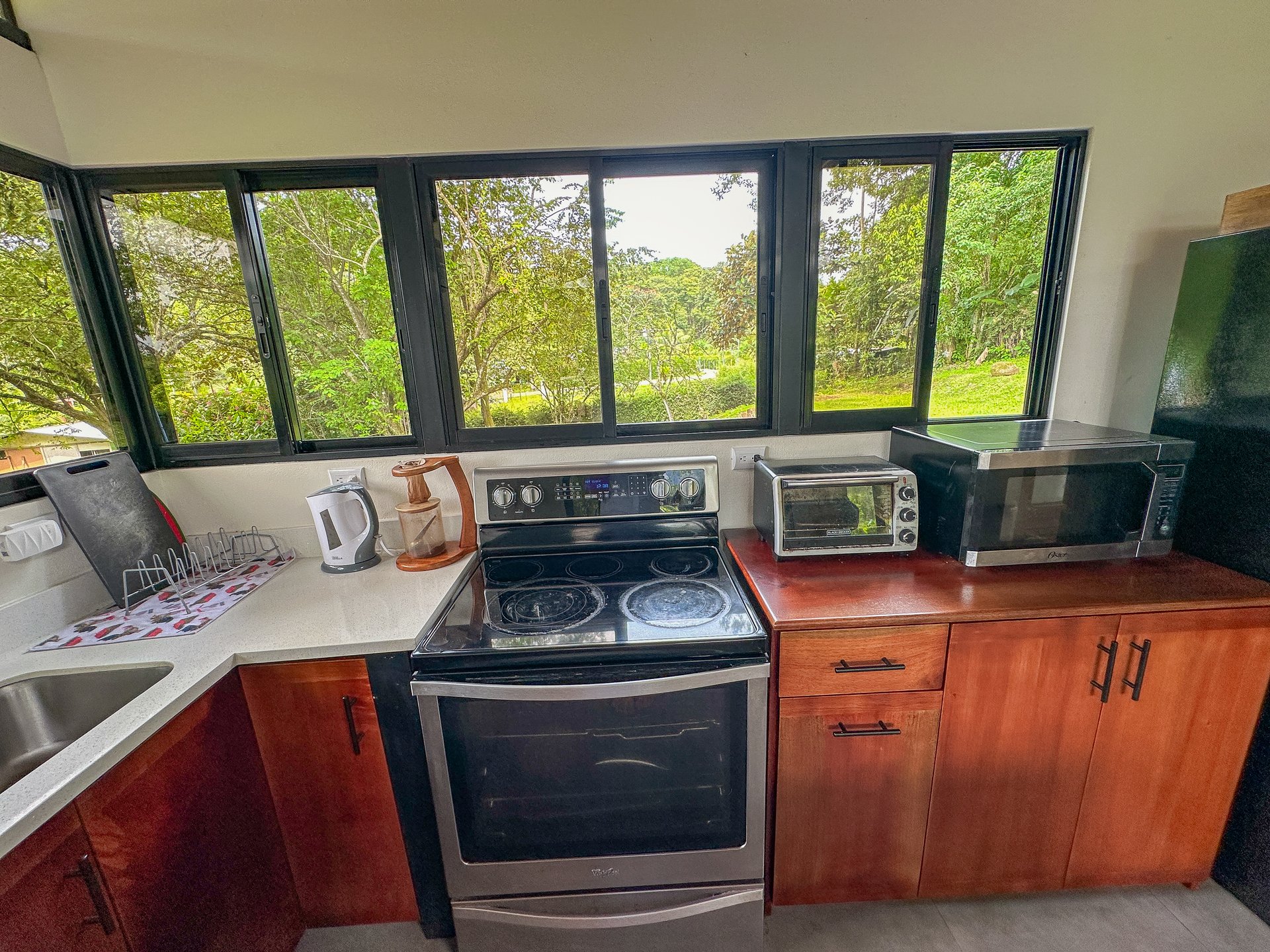 Charming 2-Bedroom Home in the Heart of Ojochal – Privacy, Convenience, and Opportunity Await!