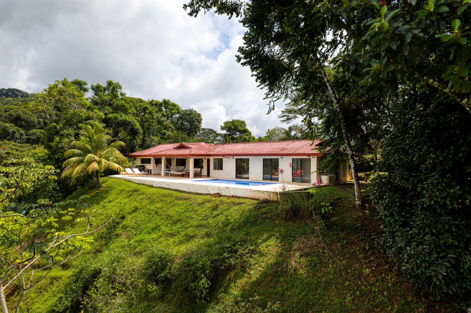 OCEAN AND MOUNTAIN VIEW 3 BEDROOM HOME WITH POOL IN LAGUNAS