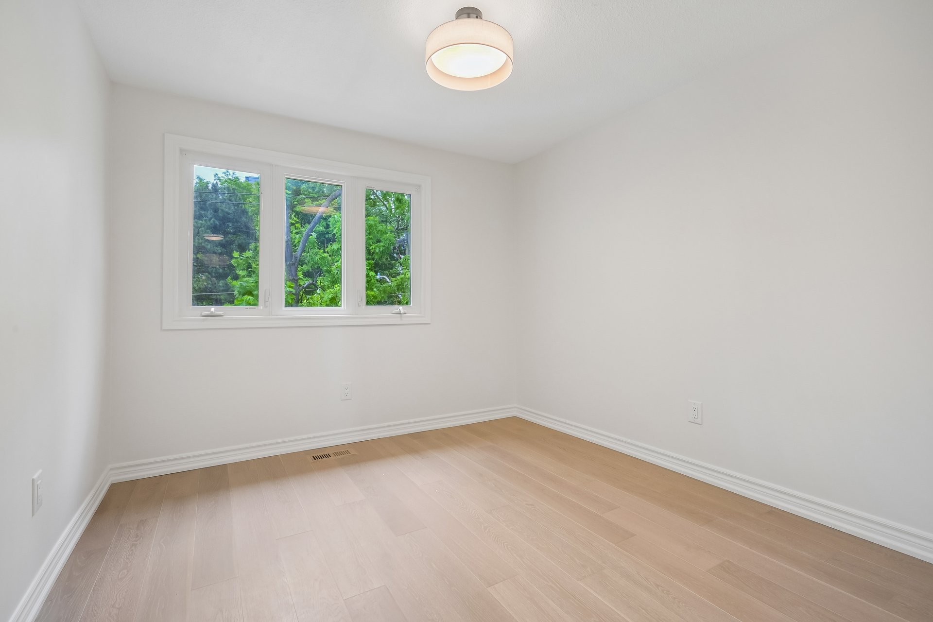 Lakeside living in the heart of Bronte!