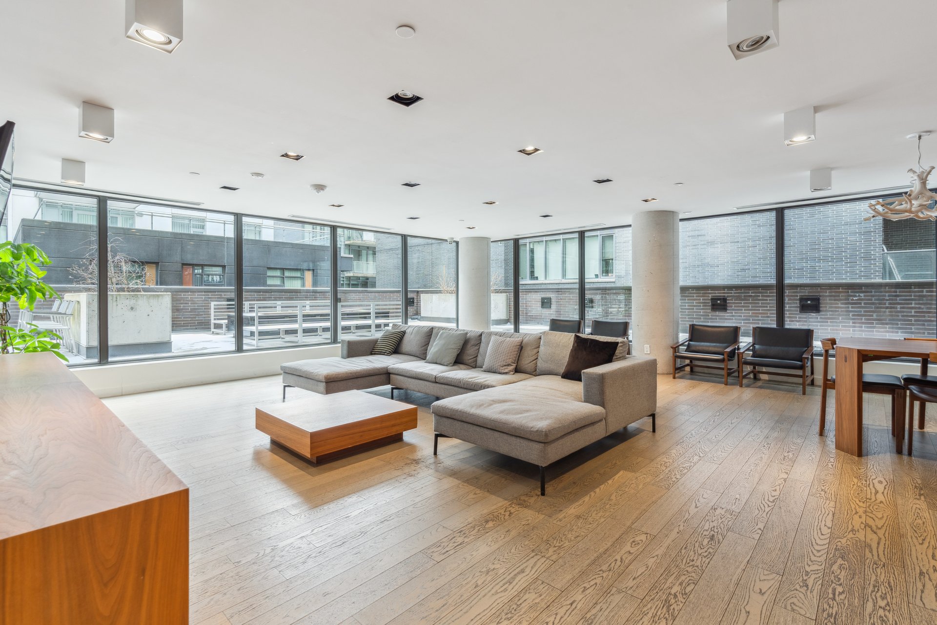 111 Bathurst St 423