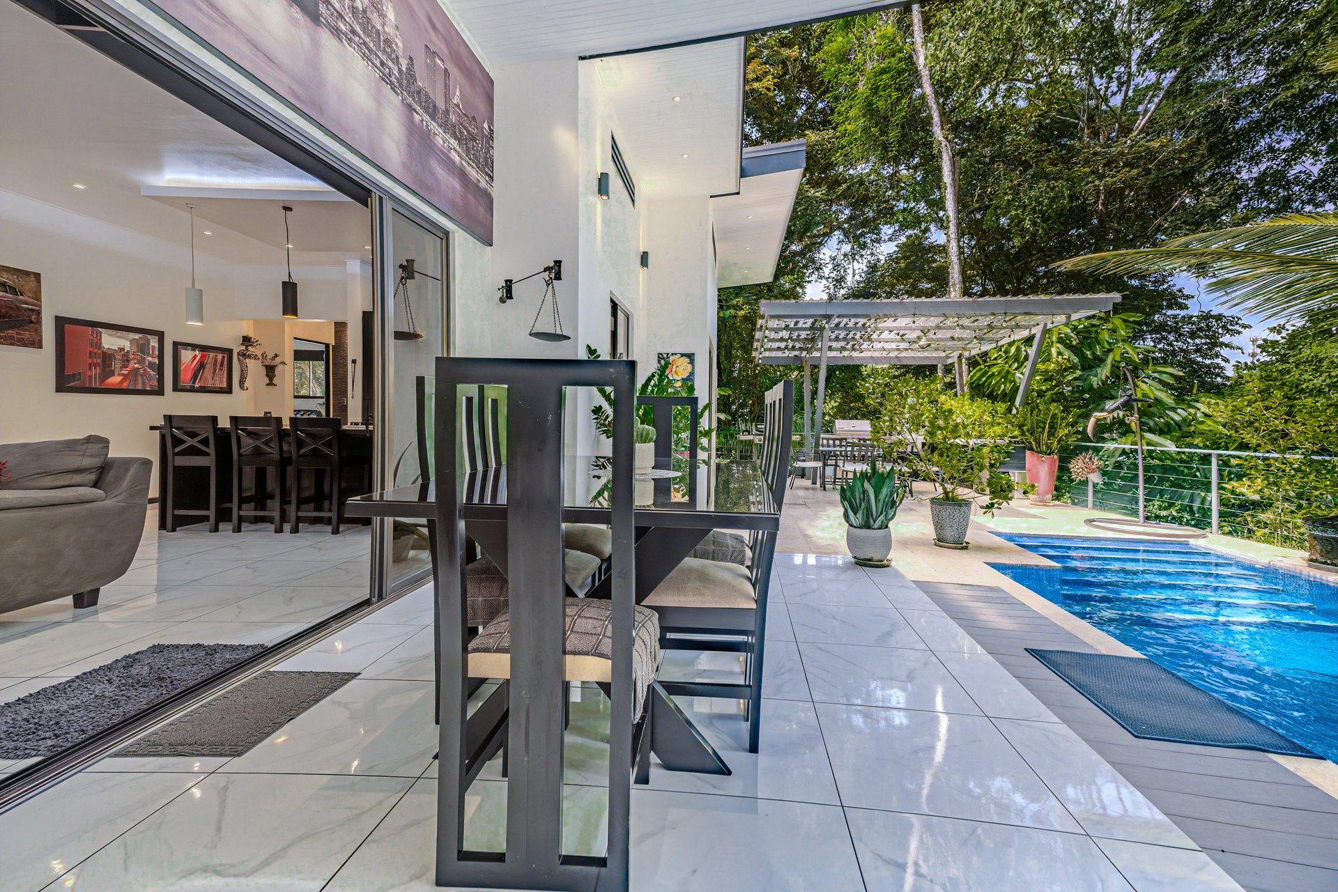 Charming 2 Bedroom Home + Studio located in heart of Uvita 