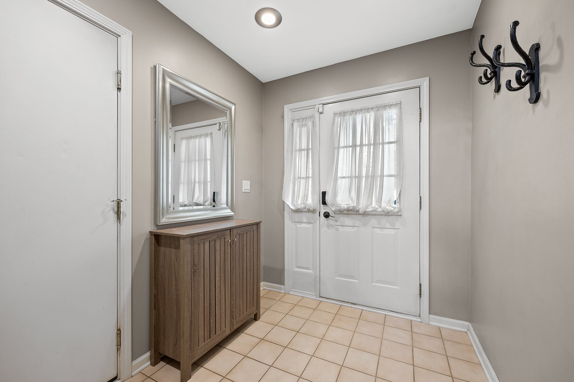 347 Gladstone Ln